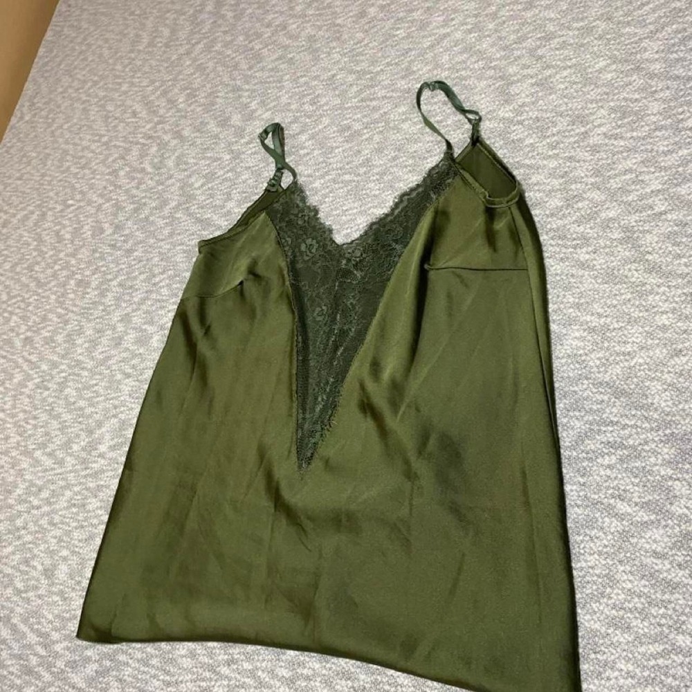 Venti6 olive green slip top with lace trim ( no size tag)fits a Medium. SKU-B574